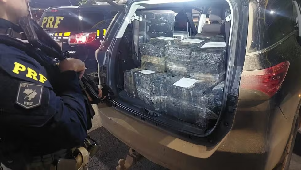 PRF apreende mais de 350 quilos de maconha e recupera veículo furtado na BR-116