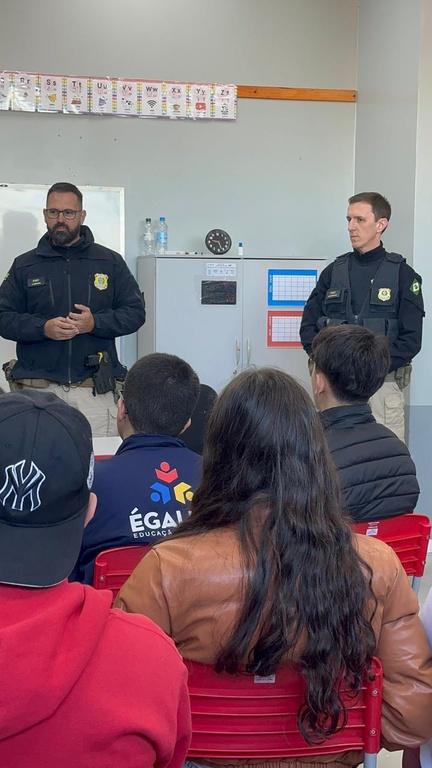 PRF apresenta carreira policial e ações de trânsito durante feira estudantil em Barra do Ribeiro