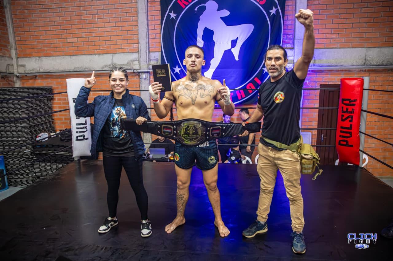RS atleta Bruno Holtz conquista cinturão dos 75kg e mantém carreira invicta no King Fighters Champions