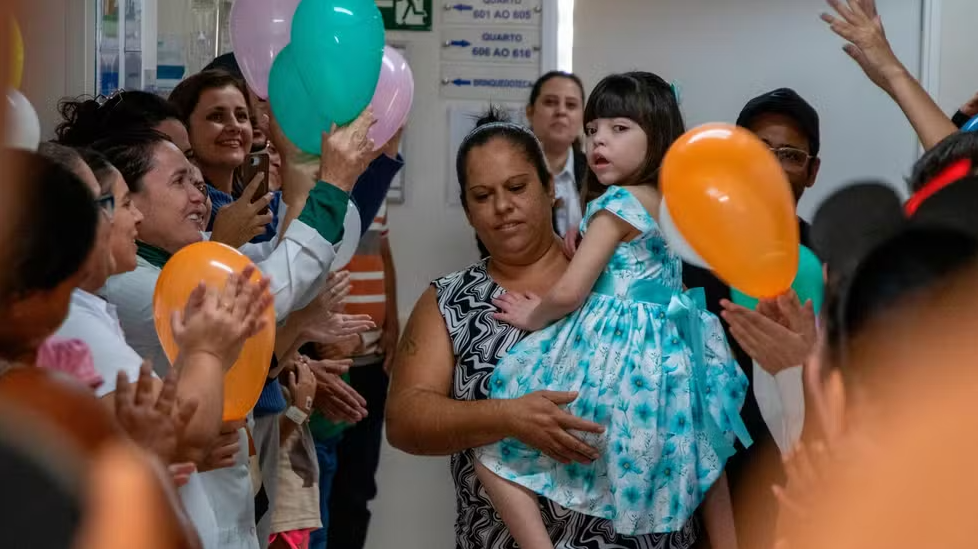 Após sete anos internada desde o nascimento, menina recebe alta hospitalar em São Paulo