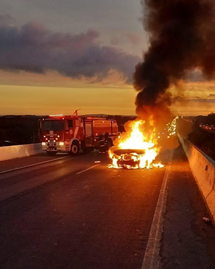 Carro de jogador da base do Grêmio é destruído por incêndio após acidente na BR-290
