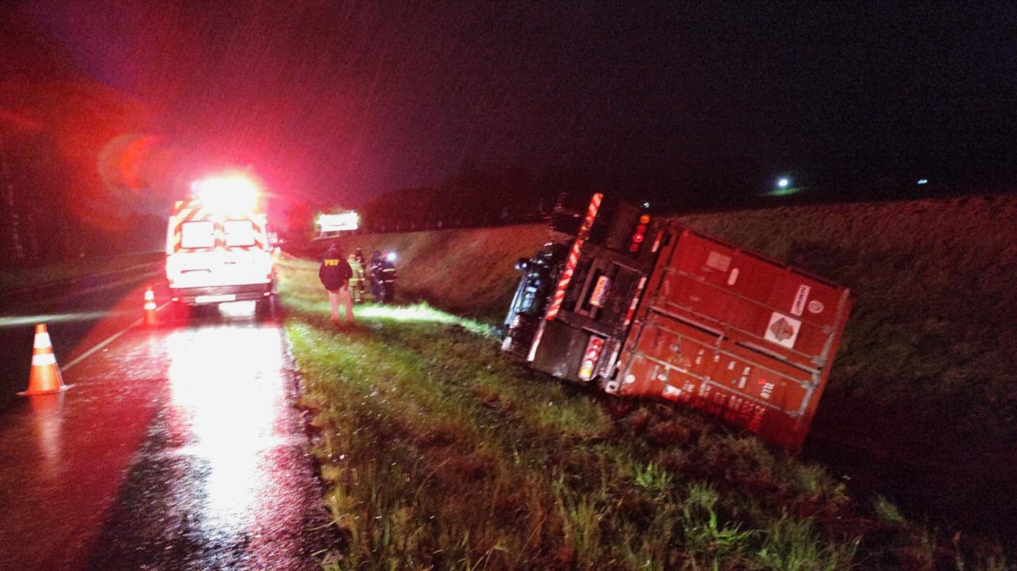Caminhoneiro morre após saída de pista e tombamento na BR-116 em Barra do Ribeiro