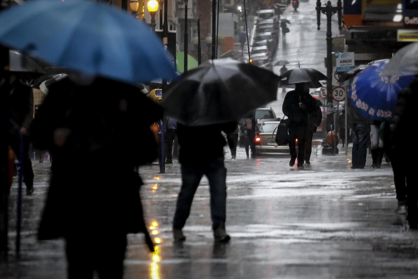 Chuva pode atingir até 60 milímetros e há risco de temporais isolados na Região Metropolitana nesta quinta