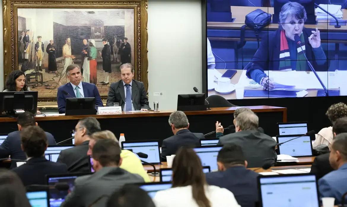 Comissão da Câmara dos Deputados aprova PEC que reduz maioridade penal para 16 anos