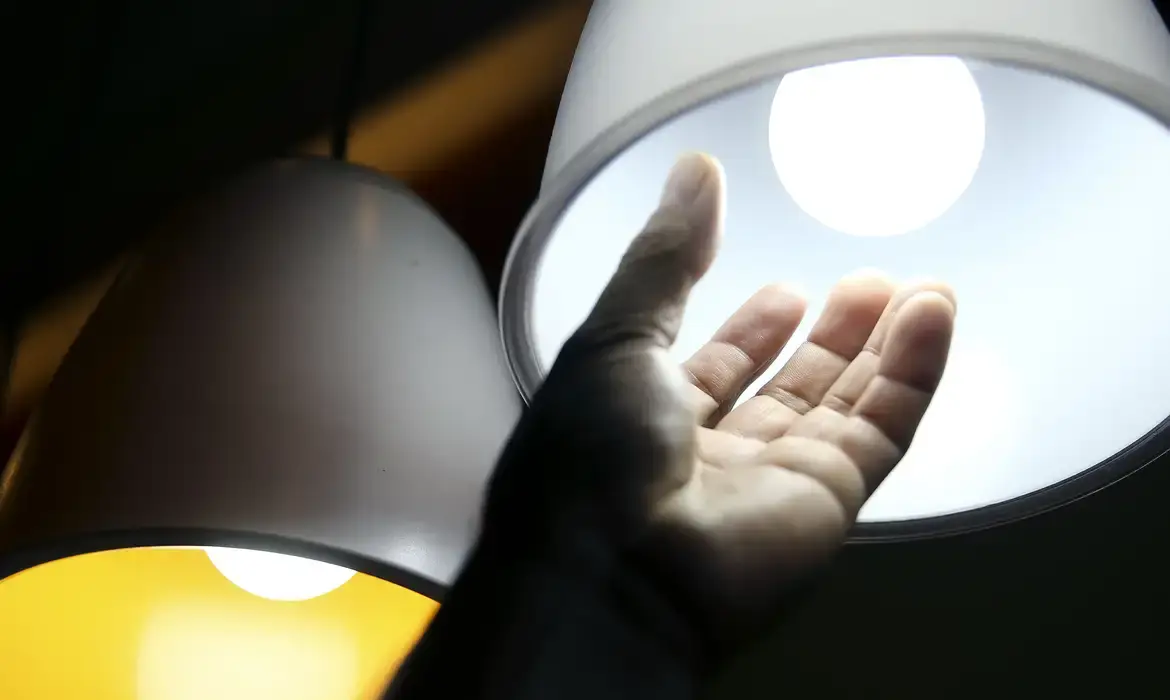 Conta de luz terá cobrança adicional em julho com manutenção da bandeira amarela
