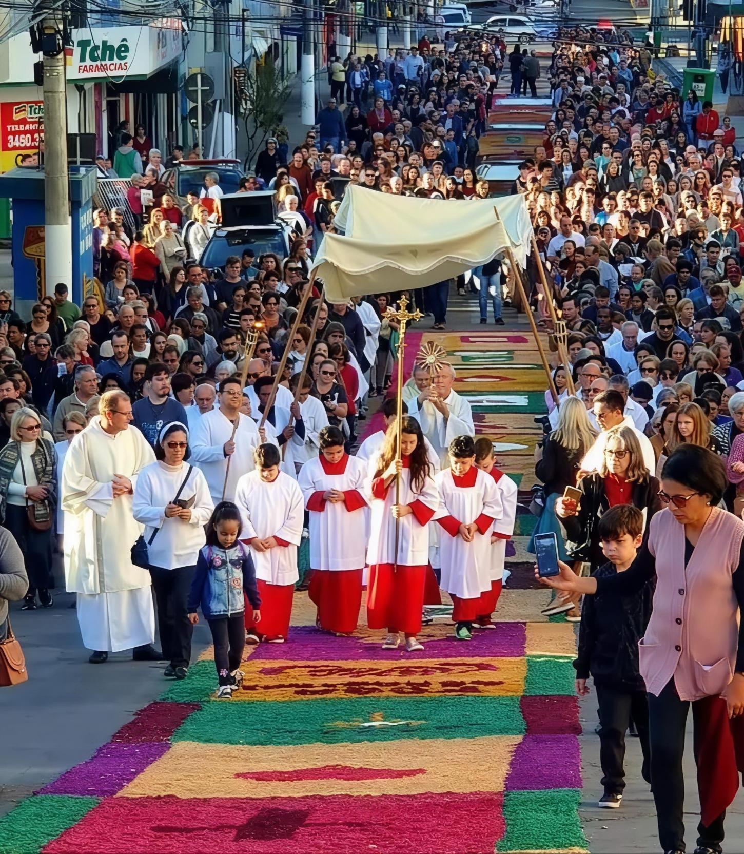 Corpus Christi terá missa campal, confecção de tapetes e procissão no Centro de Guaíba nesta quinta-feira