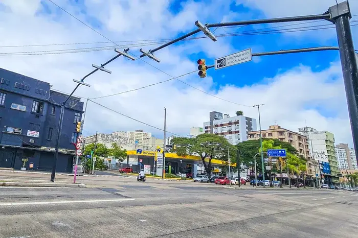 Em média, 38 motoristas são multados por dia por avançar o sinal vermelho em Porto Alegre