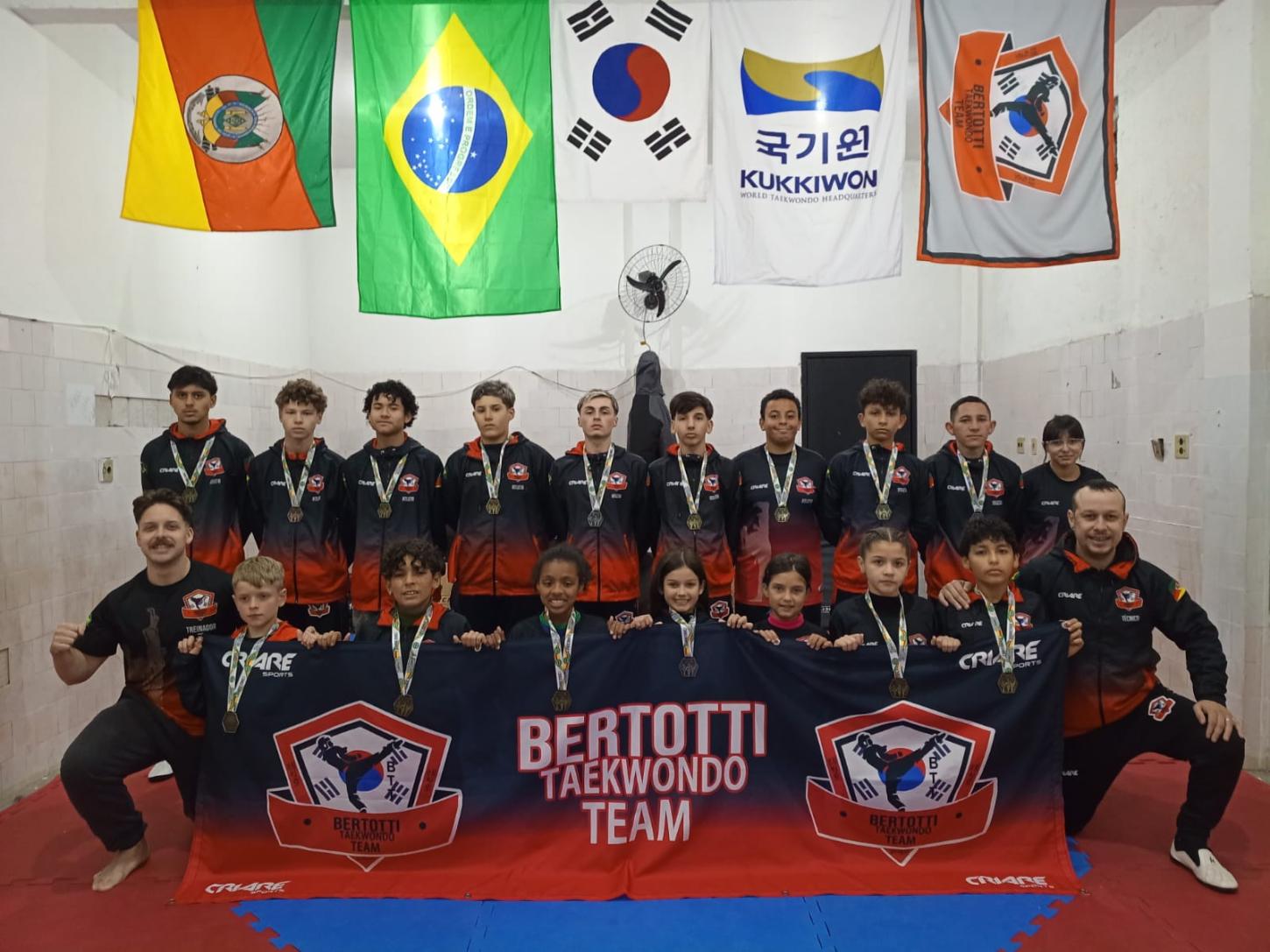 Equipe Bertotti Taekwondo conquista 15 medalhas e garante 13 vagas para o Campeonato Brasileiro