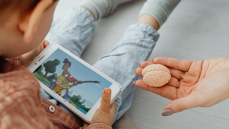 Exposição excessiva às telas pode comprometer desenvolvimento infantil, aponta estudo