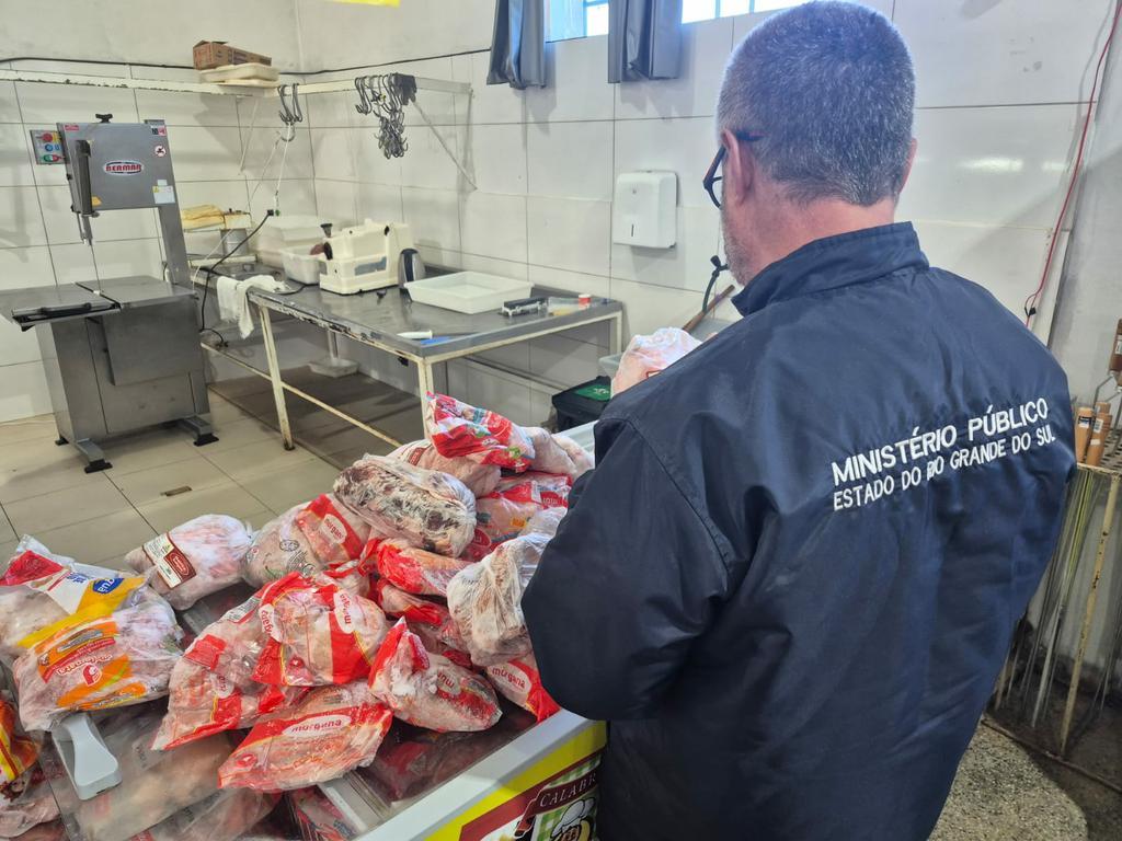 Fiscalização apreende 1,5 tonelada de produtos irregulares em supermercados na Serra Gaúcha