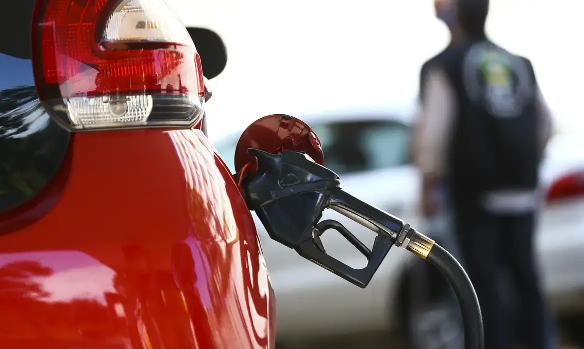 Governo federal prevê aumento de etanol na gasolina de 30% para até 32%