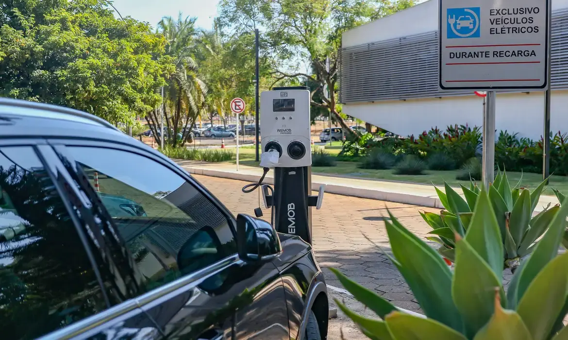 Governo mantém cronograma de tarifas para veículos elétricos e cria nova cota de importação sem imposto