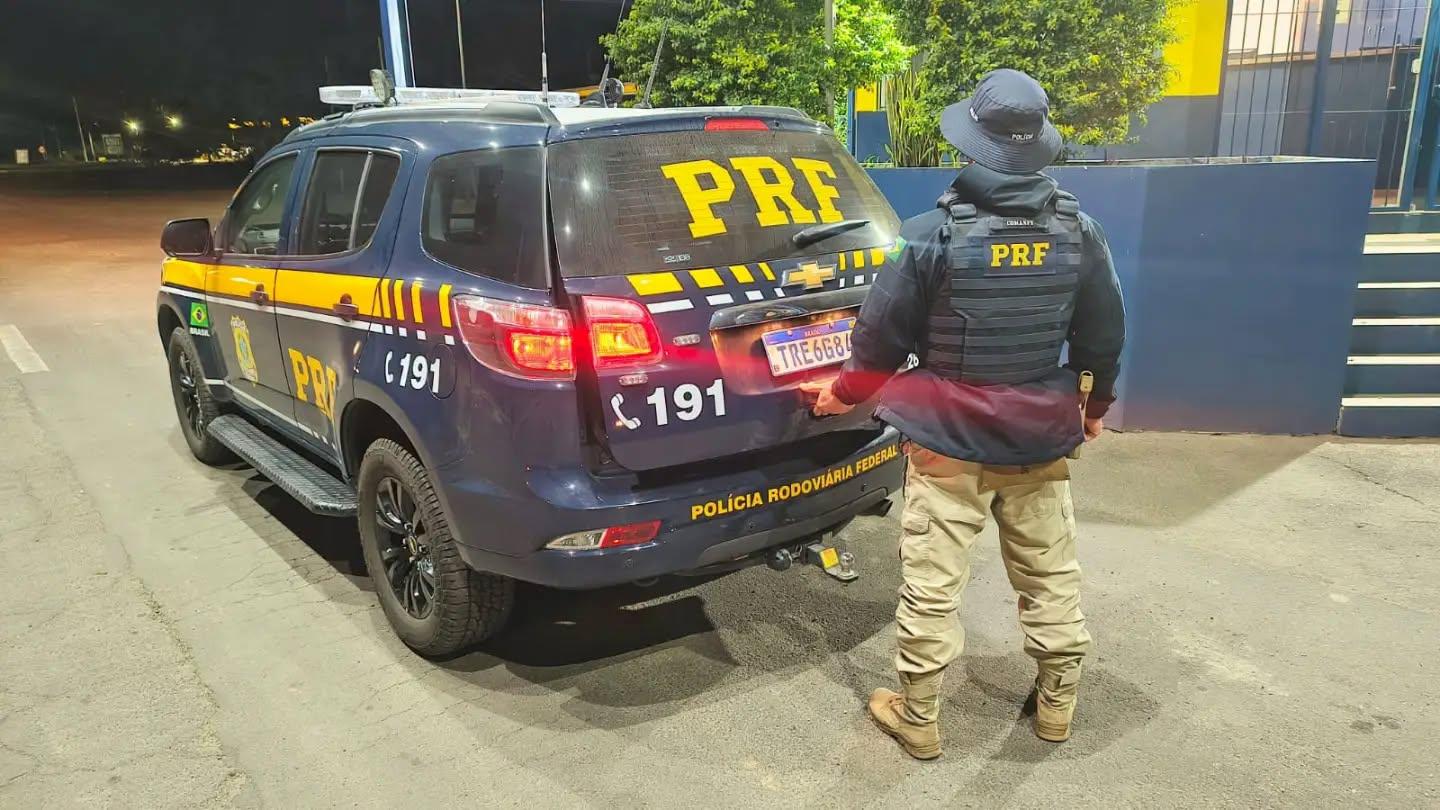 Homem com mandado por descumprir medida protetiva é preso em ônibus na BR-290