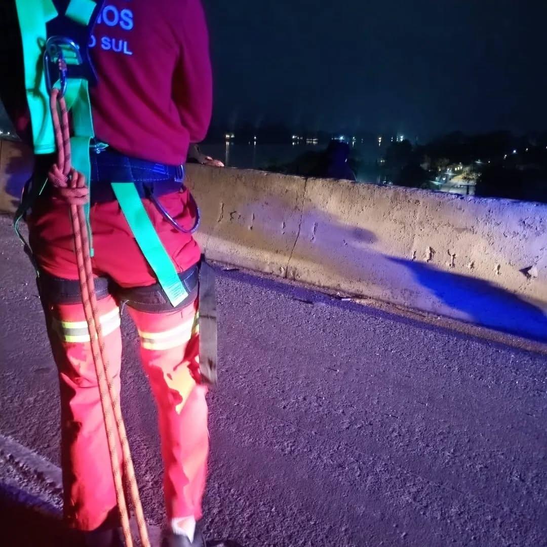 Jovem é resgatado na Ponte do Jacuí em Eldorado do Sul após operação conjunta de segurança e socorro