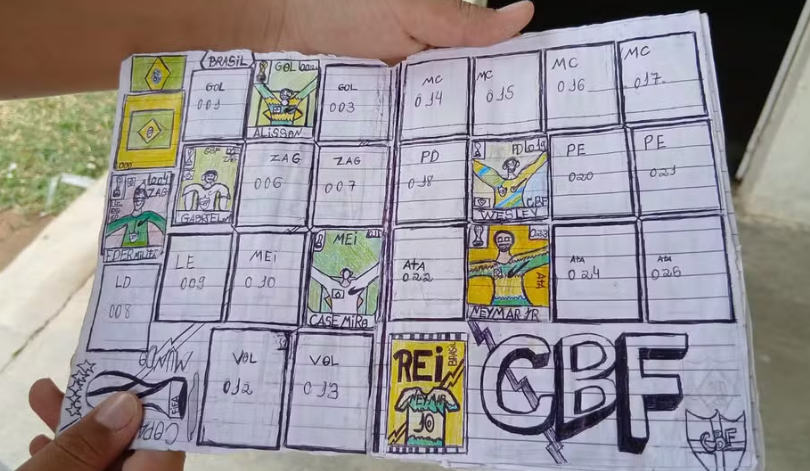 Menino de 11 anos desenha o próprio álbum da Copa e emociona a internet no Sertão da Paraíba