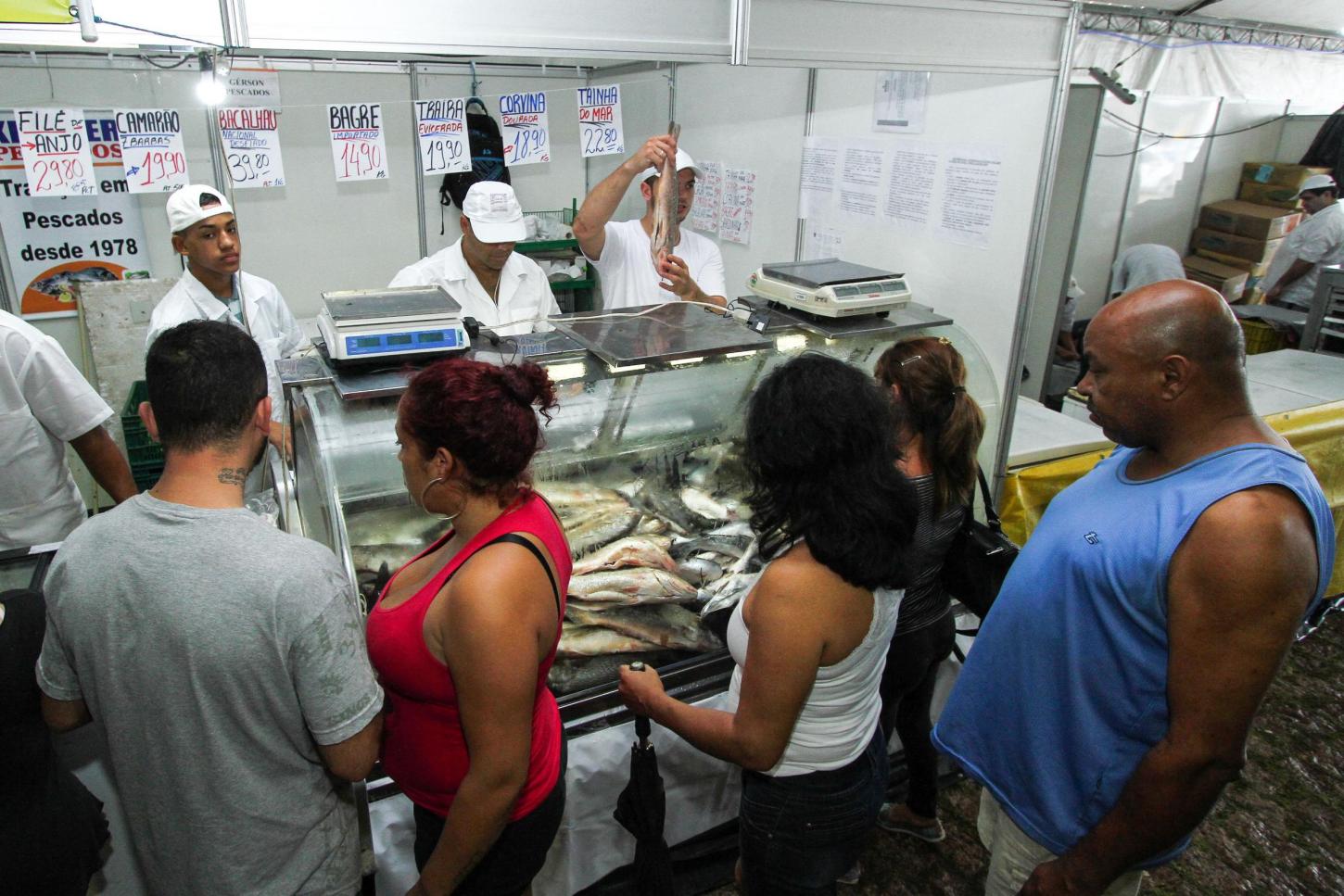 Nova regra para trabalho em feriados entra em vigor e afeta 12 segmentos do comércio