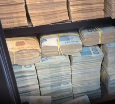PF encontra cofre cheio de dinheiro durante operação contra ex-chefe da Receita Federal