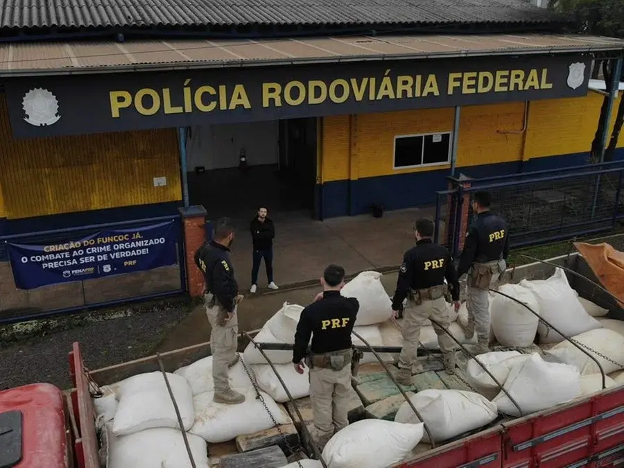 PRF apreende aproximadamente 800 quilos de maconha em caminhão na BR-386 no RS