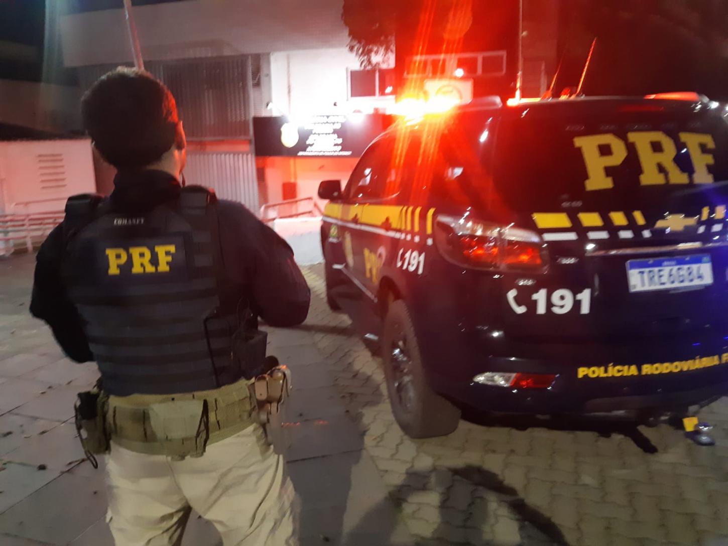 PRF prende homem procurado por descumprir medida protetiva em Guaíba