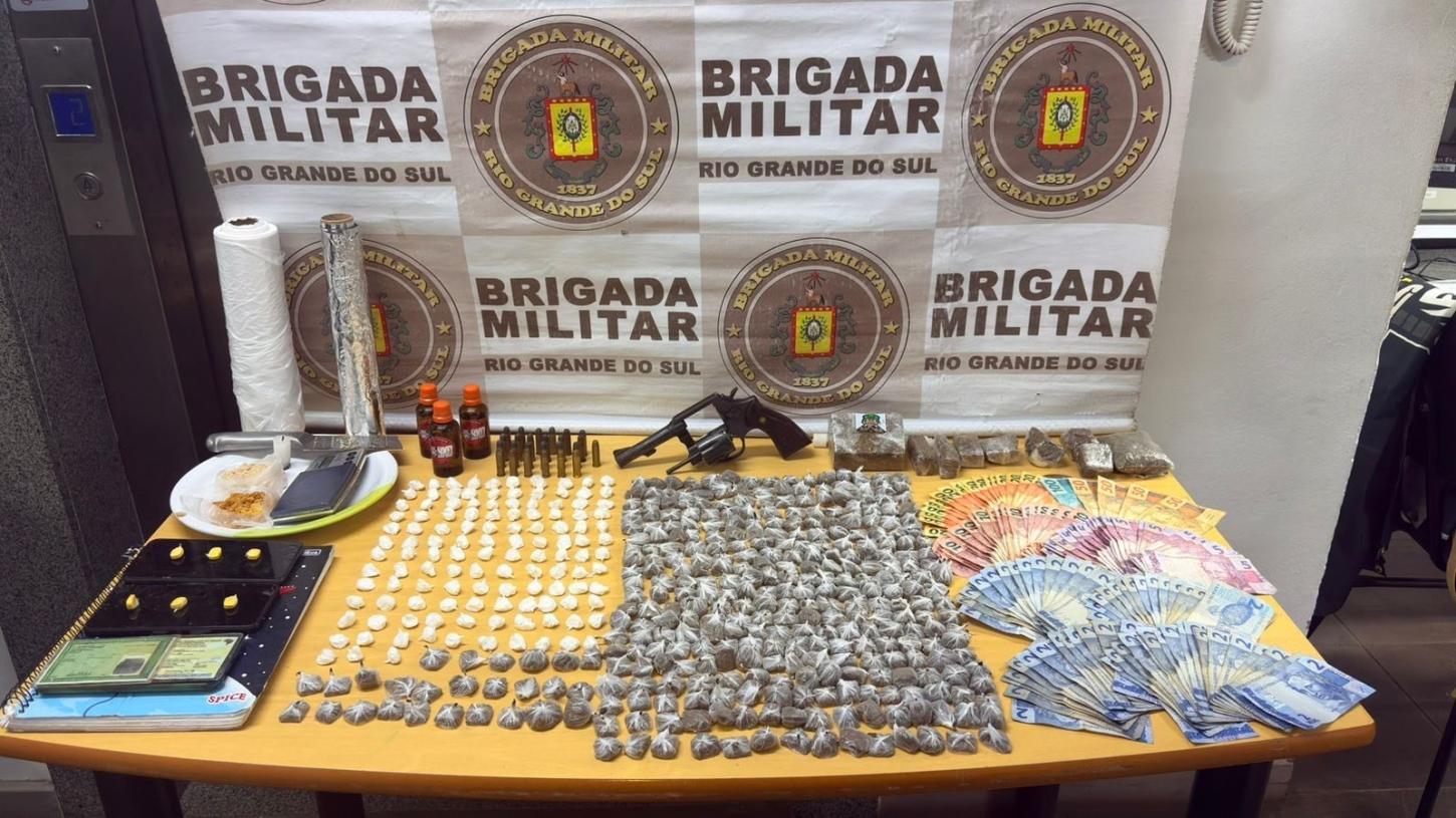 Quase 400 porções de drogas e arma de fogo são apreendidas pela Brigada Militar em Guaíba