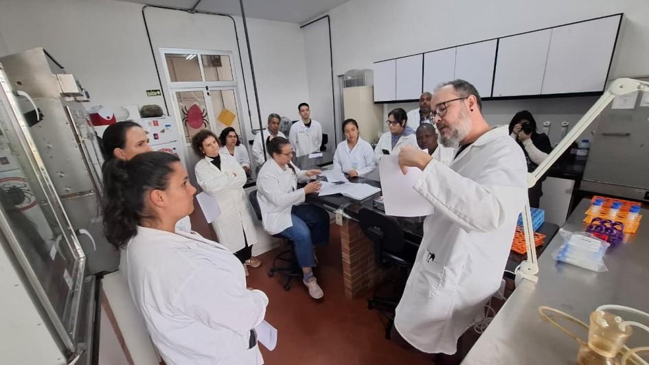 Treinamento internacional sobre resistência a carrapaticidas reúne especialistas de sete países em Eldorado do Sul