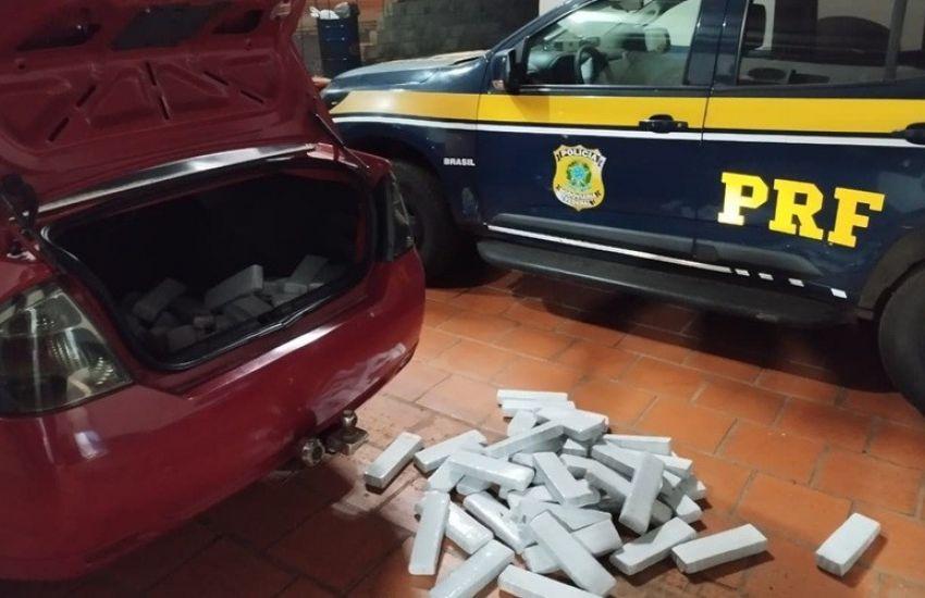 Veículo de Guaíba é flagrado pela PRF transportando 63 quilos de maconha na BR-386