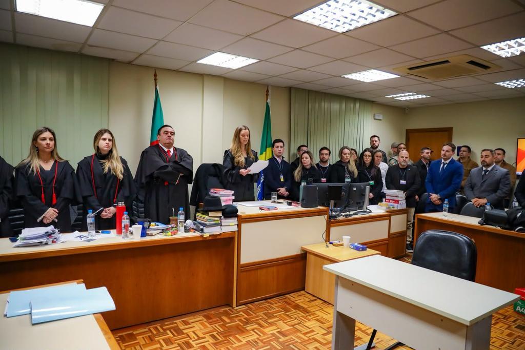Após cinco dias de júri, três ex-PMs são condenados a 24 anos pela morte de jovem de Guaíba