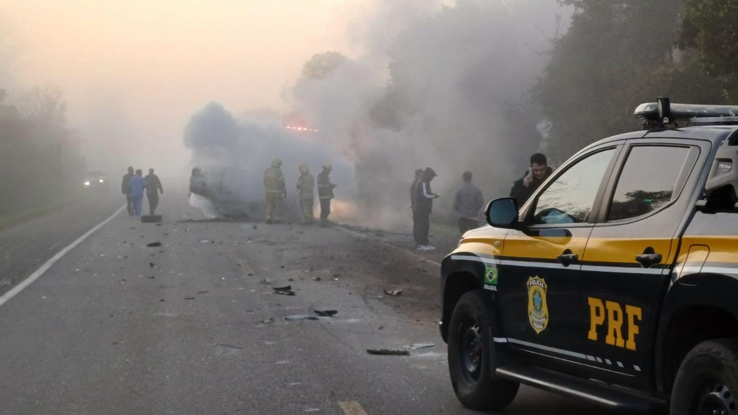 Colisão envolvendo três veículos deixa um morto e dois feridos na BR-290