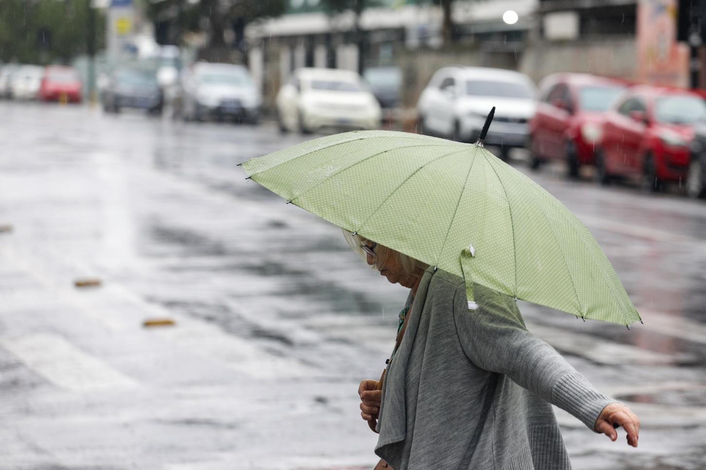 Frente fria perde força, mas mantém chuva na Região Metropolitana nesta quarta-feira