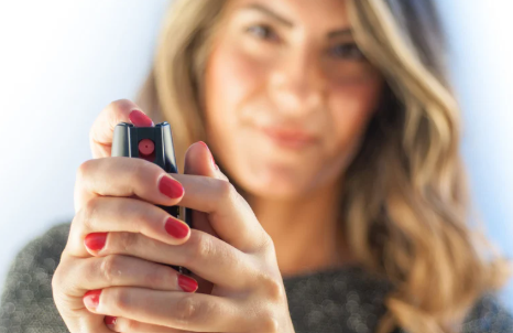 Nova lei autoriza mulheres maiores de 18 anos a adquirir e portar spray de pimenta em todo o Brasil
