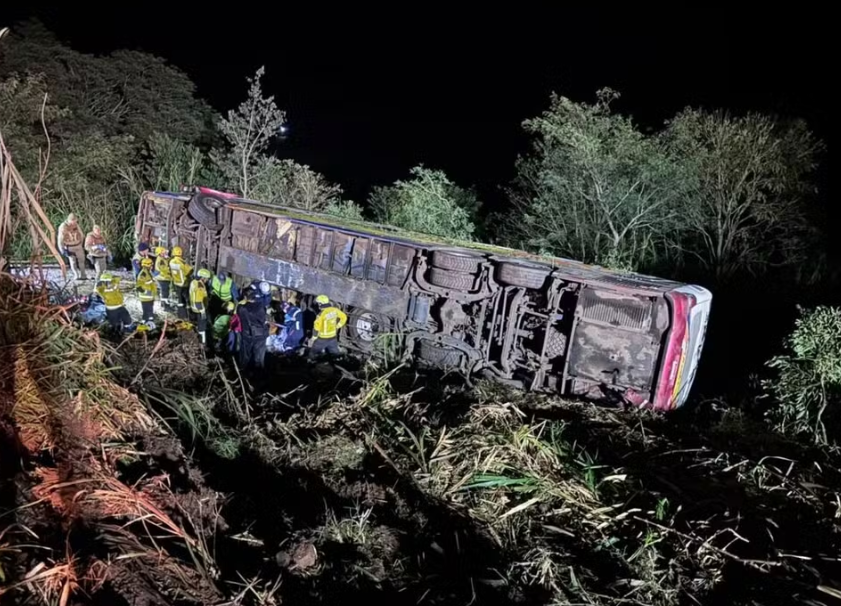 Ônibus de turismo que saiu de Gramado tomba em SC e deixa três mortos e dezenas de feridos