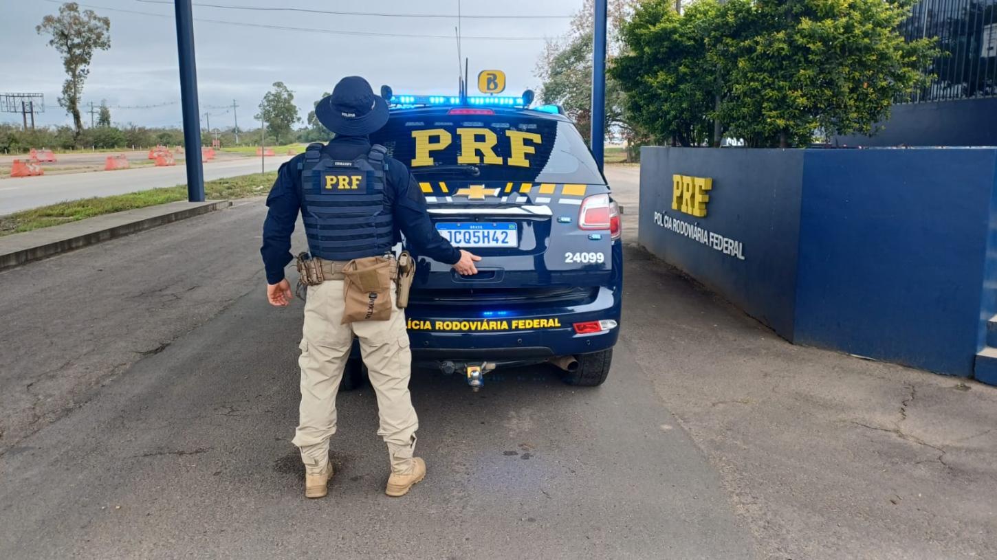 PRF prende foragido da Justiça com documentos falsos na BR-290, em Eldorado do Sul