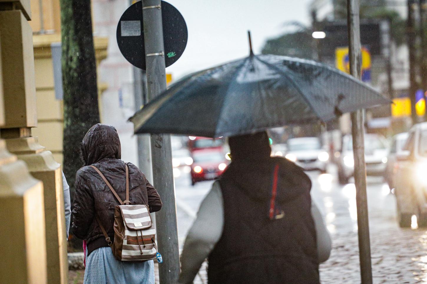 Região Metropolitana e outras áreas do RS seguem sob alerta vermelho para temporais