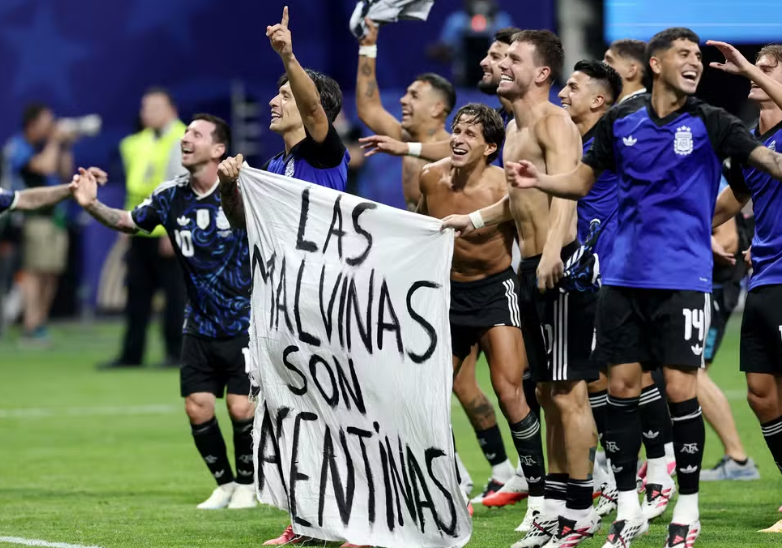 Reino Unido pede investigação da FIFA e Argentina pode ser punida por faixa sobre as Malvinas