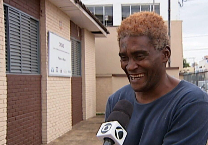 Após 16 anos nas ruas, homem estuda em bancos de praça, conquista 1º lugar em concurso e planeja alugar uma casa