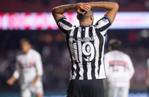 Arthur Cabral é expulso após discussão e vira primeiro jogador punido pela “Lei Vini Jr.” no Brasileirão