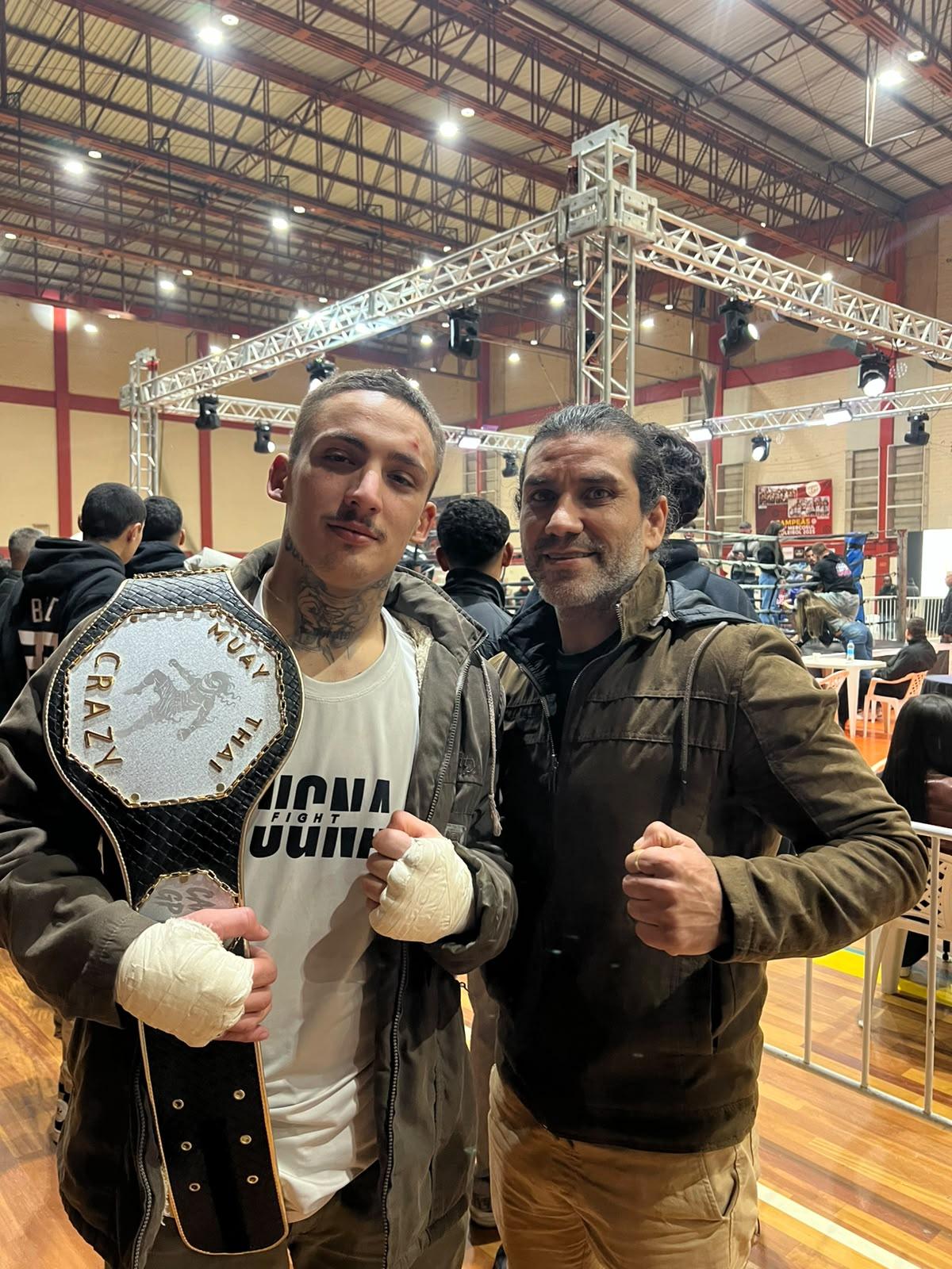 Atleta de Guaíba conquista cinturão no Muay Thai após vencer duas lutas em Novo Hamburgo