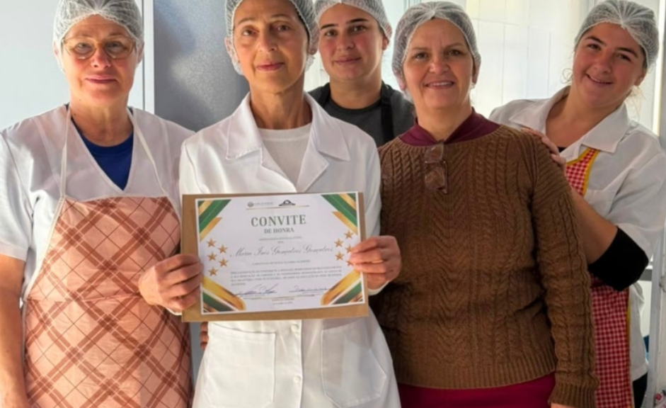 Dedicação à educação rende homenagem a merendeira na Semana da Pátria 2026 em Barra do Ribeiro