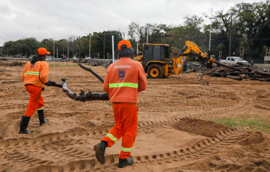 DMLU já retirou mais de 440 toneladas de resíduos da orla do Guaíba após as chuvas