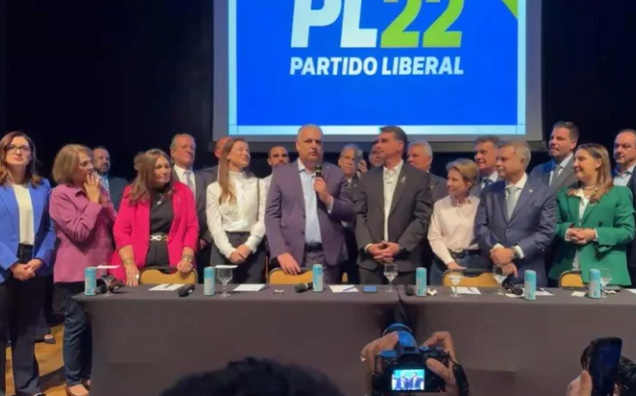 Flávio Bolsonaro anuncia Alfredo Gaspar como candidato a vice-presidente