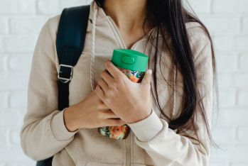 Garrafas térmicas viram desafio para escolas diante do consumo de álcool por estudantes