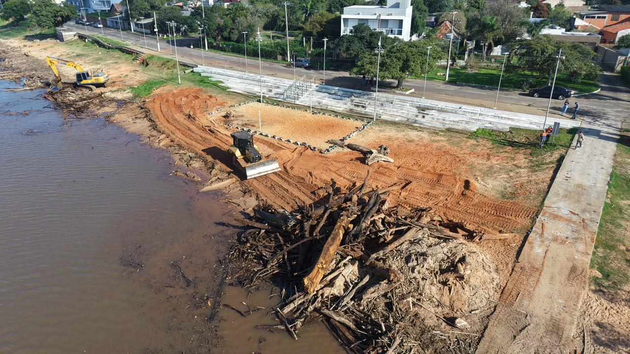 Guaíba inicia limpeza das orlas com apoio do Programa Horas-Máquinas do Estado
