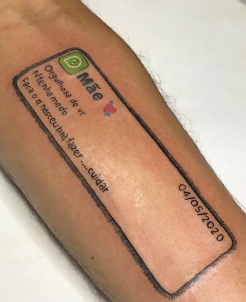 Jovem tatua última mensagem da mãe e transforma palavras em lembrança permanente