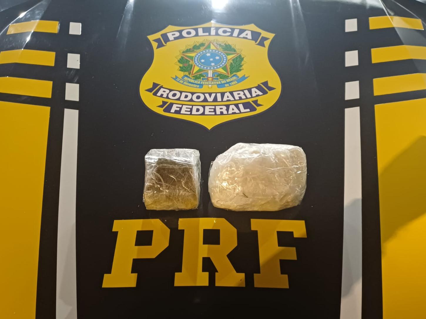 PRF prende mulher com cocaína e maconha em carro de aplicativo na BR-290