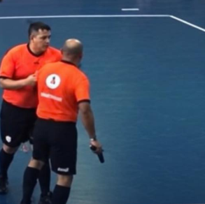 Árbitro saca arma durante confusão em partida de futebol