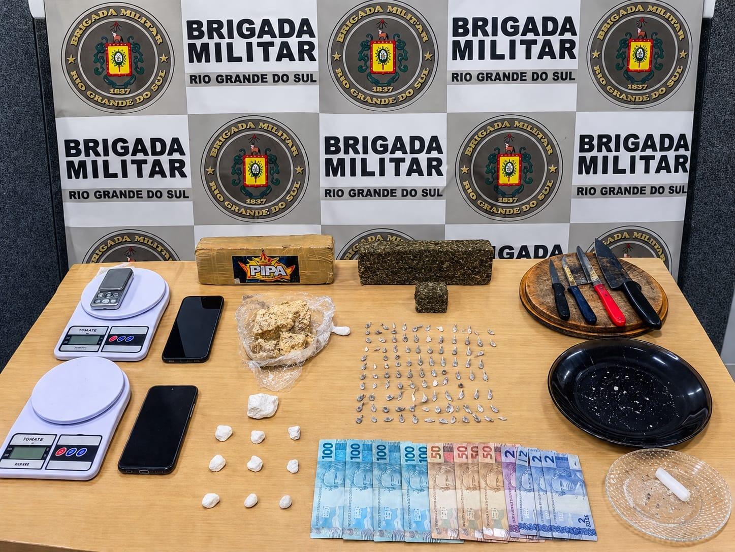 Casal é pr3s0 ao fracionar dr0g4s dentro de residência em Guaíba