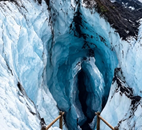 Cavernas escondidas sob geleira na Islândia revelam paisagem que parece de outro planeta