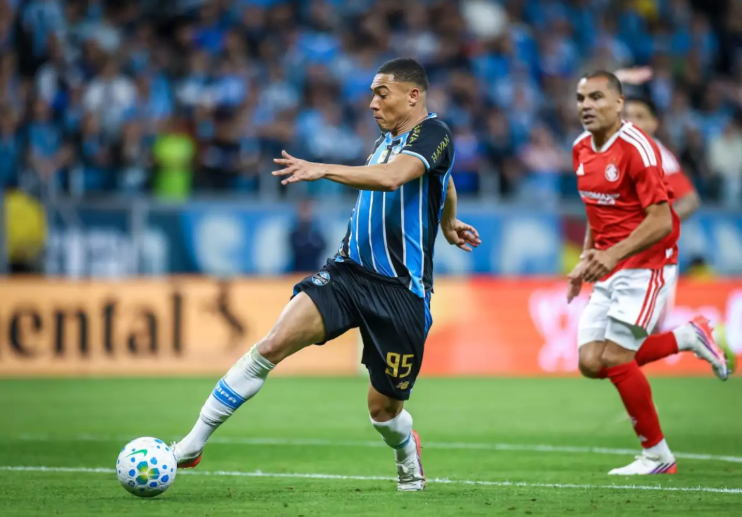 CBF admite erro de arbitragem em lance que poderia ter deixado o Grêmio com um jogador a menos no GreNal