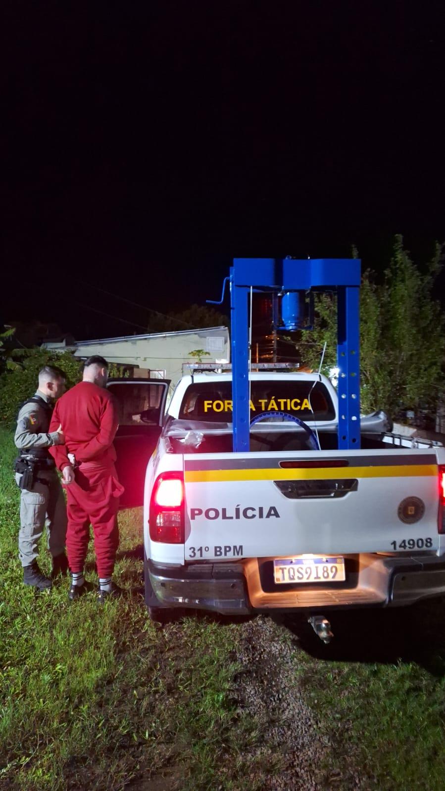 Força Tática desarticula laboratório de dr0g4s e apreende arma, veículos e mais de R$ 5 mil em Guaíba