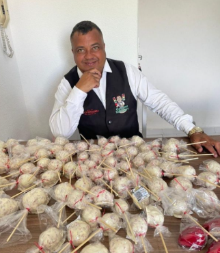 Garçom fatura R$ 4,5 mil em um dia vendendo morangos no semáforo com pagamento por confiança